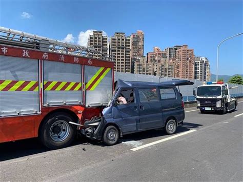 新北環快出「撞」況！廂型車插入消防水箱車 慘況曝光 社會 中時