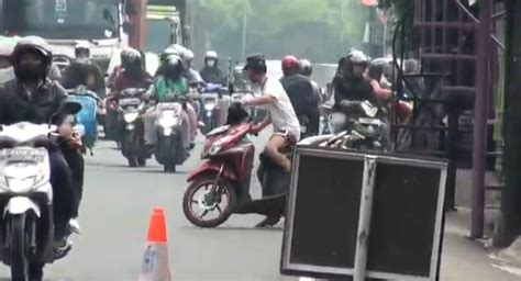 Nekat Lawan Arus Demi Hindari Razia Pemotor Tak Dilengkapi Helm