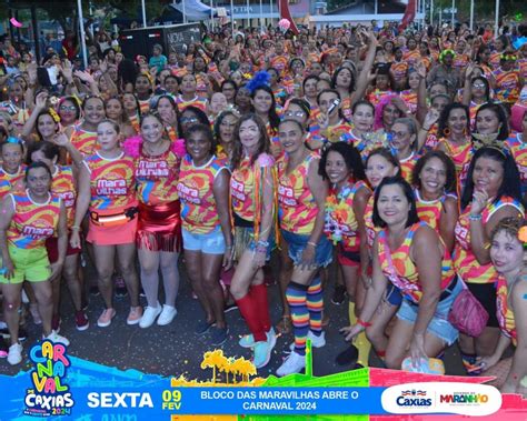 Bloco das Maravilhas leva multidão à Rua das Sombrinhas na abertura do