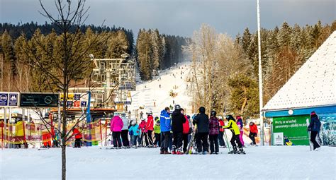 Das Skigebiet ist geöffnet wir fahren Ski und Kinder haben es zum