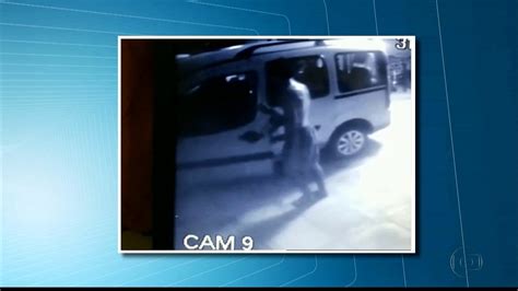 Bandido Invade Pr Dio Se Esconde Na Garagem E Rouba Objetos De Ve Culo