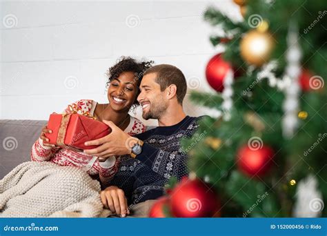 Man Die Aanwezige Kerstmis Geven Aan Vrouw Stock Foto Image Of Glimlachen Cadeau 152000456