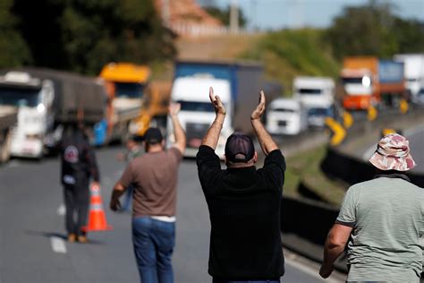 Protesto De Caminhoneiros Interdita Mais De Cem Pontos Em Rodovias Do