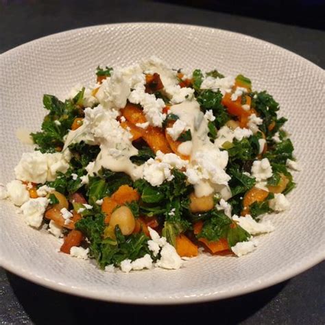 Boerenkoolsalade Met Zoete Aardappel Feta En Hummus Dressing