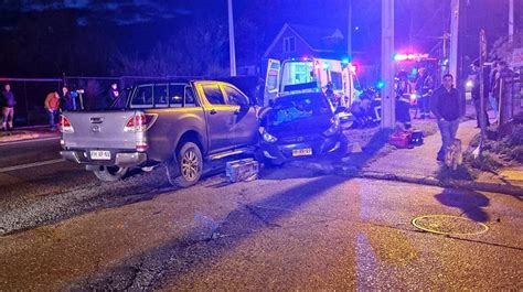 Violenta colisión entre camioneta y taxi colectivo dejó seis lesionados