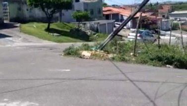 Moradora relata medo para sair de casa após poste ceder em Aracaju