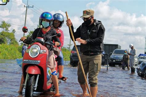 Jalur Poros Bukit Rawi Banjir Satpol PP Provinsi Kalteng Bantu