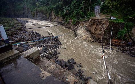 Jembatan Antar Kecamatan Di Bogor Ambruk Akibat Diterjang Banjir Bandang