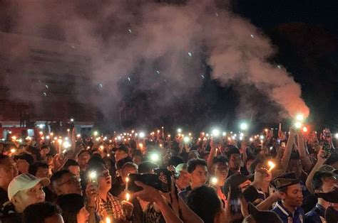 Puluhan Ribu Suporter DIY Jateng Berkumpul Di Stadion Mandala Krida