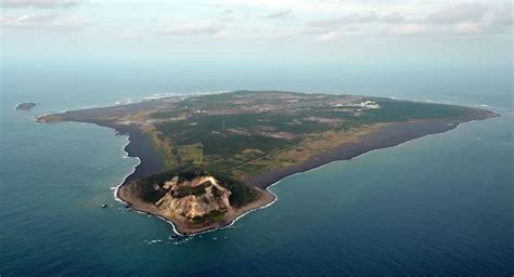 【自然】硫黄島沖でマグマが噴出する噴火か！海岸に溶岩、1千年ぶりの可能性！？ なんやこれ速報