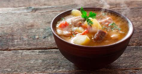 Receita clássica de sopa de macarrão carne e legumes