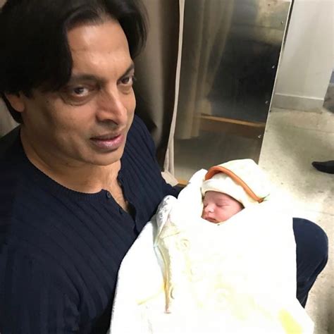 Shoaib Akhtar Shares Recent Pictures With His Sons | Reviewit.pk