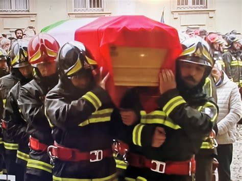 Ad Alessandria L Ultimo Saluto Ai Vigili Del Fuoco Morti Nell