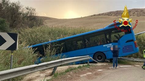 Incidente A Matera Autobus Finisce Fuori Strada Sulla Provinciale