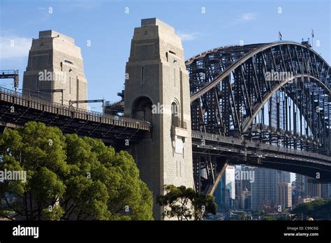 View of the Harbour Bridge from Sydney's North Shore. Sydney, New South ...