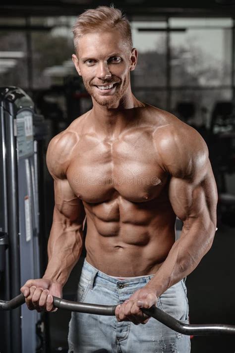 Le Jeune Homme Sportif Fort Et Beau Muscles L Abs Et Le Biceps Image