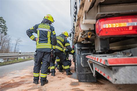 Verkehrsunfall Zwischen Pkw Und Lkw Endet Glimpflich Freiwillige