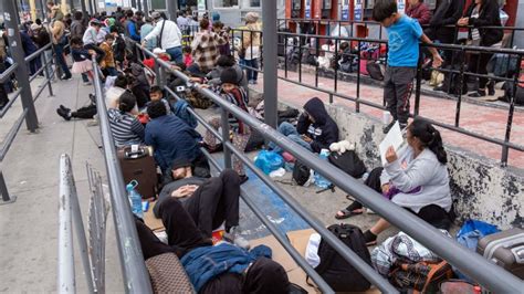 Cientos De Migrantes Se Aglomeran En La Frontera De M Xico A La Espera