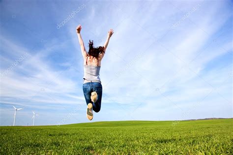 Joven hermosa mujer saltando de alegría fotografía de stock