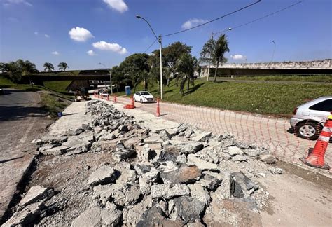 Concreto danificado por vandalismo na avenida 1º de Agosto começa a ser