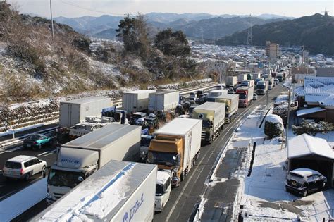 雪の影響 山口の山陽道で約80台立ち往生 3人死傷多重事故も 写真特集44 毎日新聞