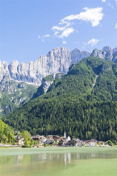 Lago Di Alleghe Con Il Civetta Belluno Dolomiti Veneto Italia