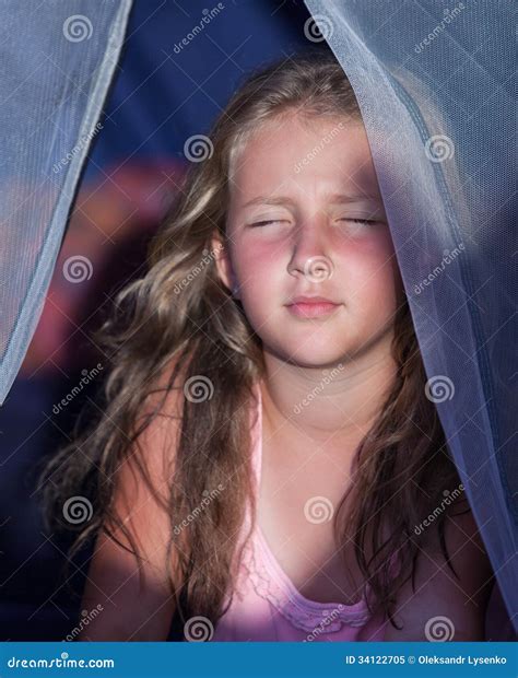 Fille Blonde De Portrait Des Vacances Image Stock Image Du Jeune Visage 34122705