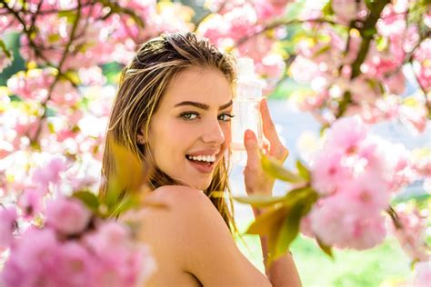 Eau De Rose Pour Le Visage Bienfaits Et Comment L Utiliser