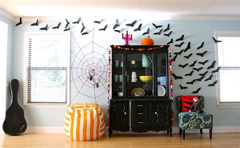 DIY Halloween Decorations: Spooky Spider Web And A Giant Spider! | Decoist