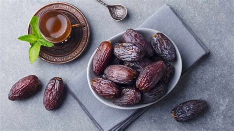 Dates (खजूर) | Fresh Dates Vs Dried Dates: Which Is Healthier? | 10 ...