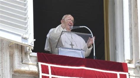 Papež Frančišek Jezus posreduje za nas pred Očetom tako da kaže svoje