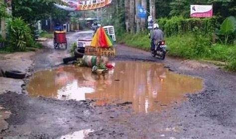 11 Potret Kocak Peringatan Jalan Rusak Ini Tulisannya Nyindir Abis