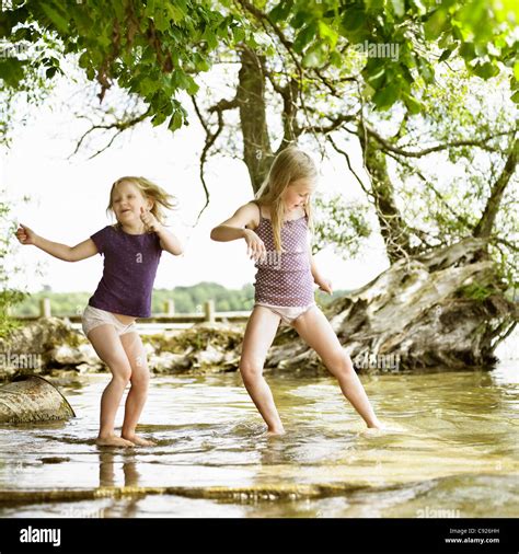 Lächelnde Mädchen spielen im See Stockfotografie Alamy