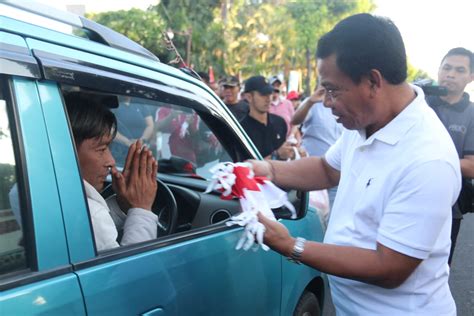 Pj Lihadnyana Bersama Pantap HUT Ke 78 RI Bagikan Bendera Merah Putih