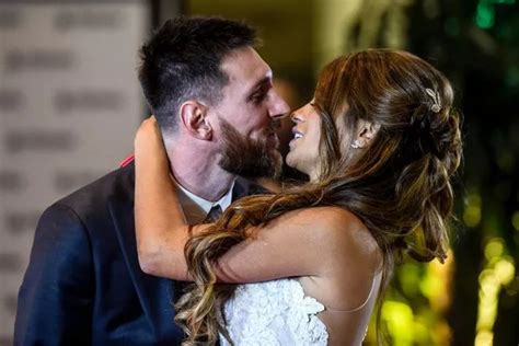 Lionel Messi And Antonella Roccuzzo Kiss