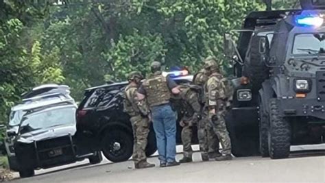 Man In Custody After Hourslong Standoff In Warren County