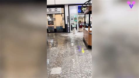 Las Inundaciones Crean Una Fuente Inesperada Dentro De Un Centro Comercial