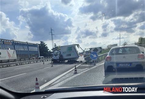 Incidente Tra Camion In Tangenziale A Milano Lunghe Code Traffico In