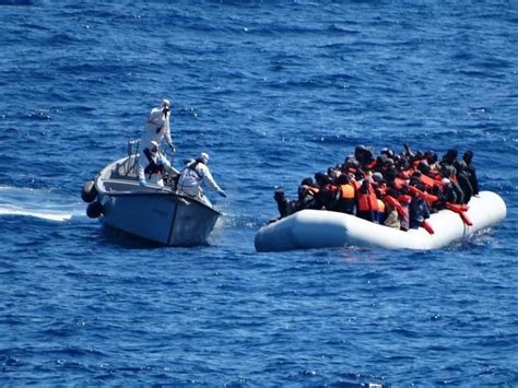 Migranti Gommone In Avaria Otto Dispersi Al Largo Della Libia