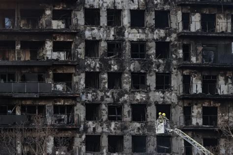 Foto Cuatro Muertos Y 19 Desaparecidos En El Incendio De Dos Edificios