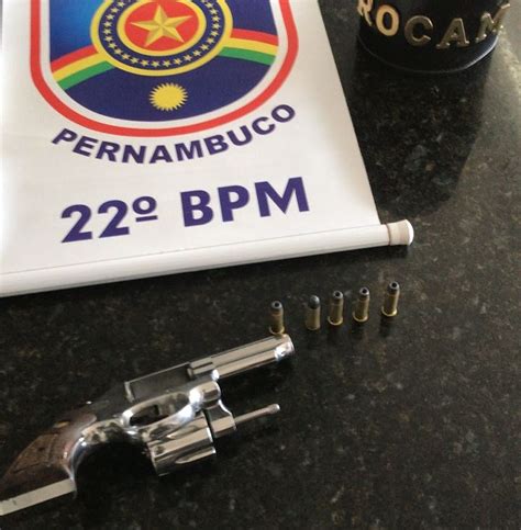 Dupla Suspeita De Praticar Assaltos é Presa Com Arma E R 700 Na Pe 90