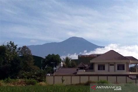 PVMBG Gempa Embusan Di Gunung Slamet Menurun ANTARA News