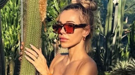 Odziana w bikini Doda ściska dłońmi kaktusa w Wietnamie Pudelek