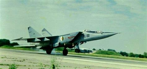 Mikoyan-Gurevitch MiG-25PU Foxbat-C (FL-20), Algerian Air Force (1979 ...