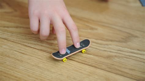 How To Ollie On A Tech Deck Using Three Fingers 6 Steps