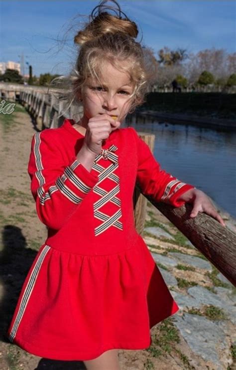 Nekenia Vestido niña felpa rojo con crucetas de Nekenia