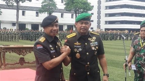 Foto Pimpin Sertijab KSAD Panglima TNI Serahkan Panji Kartika Eka