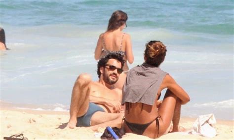 Caio Blat Curte Dia De Praia No Rio De Janeiro Veja Fotos