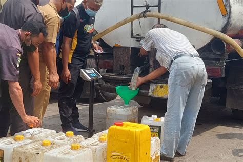 Distribusi Minyak Goreng Curah Di Pasar Anyar Tangerang Terhambat