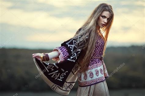 Скачать - Красивая девочка хиппи — стоковое изображение | Стиль бохо ...